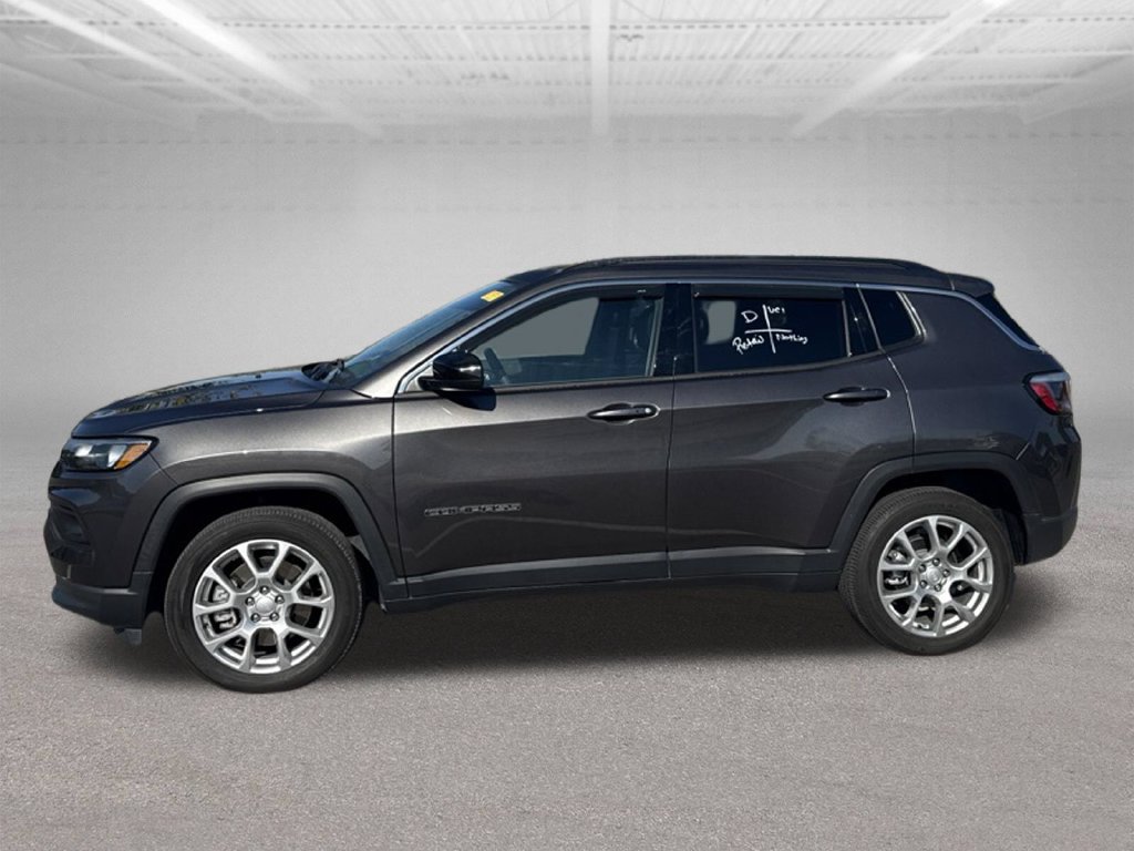 Used 2024 Jeep Compass Latitude w/ Sun and Sound Group AWD/4WD image 4