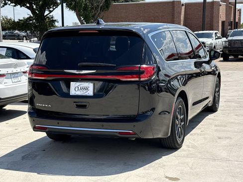 Used 2023 Chrysler Pacifica Touring-L FWD image 4