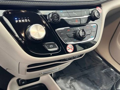 Used 2024 Chrysler Pacifica Limited FWD image 21