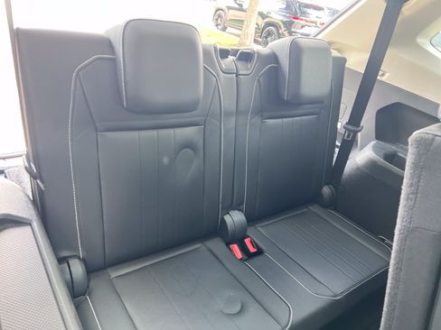 Used 2023 Volkswagen Tiguan SE w/ Panoramic Sunroof Package FWD image 30