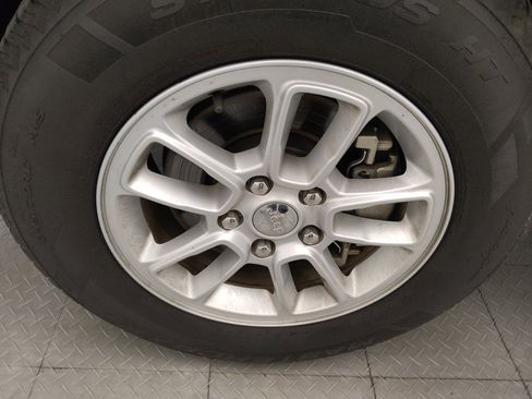 Used 2019 Jeep Grand Cherokee Laredo AWD/4WD image 31