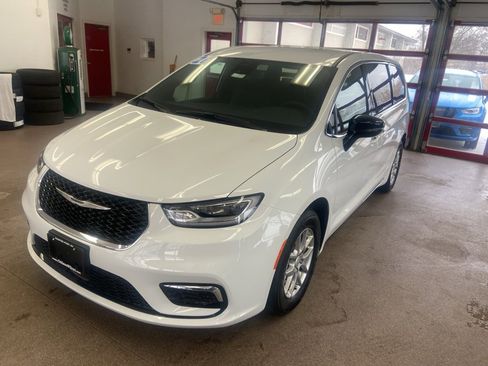 New 2026 Chrysler Pacifica Select image 3