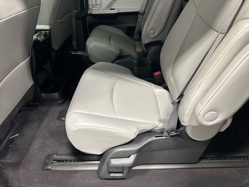 Used 2025 Toyota Sienna XLE image 48