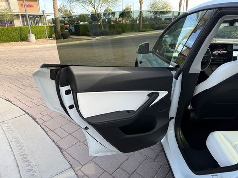 Used 2022 Tesla Model Y Performance image 9