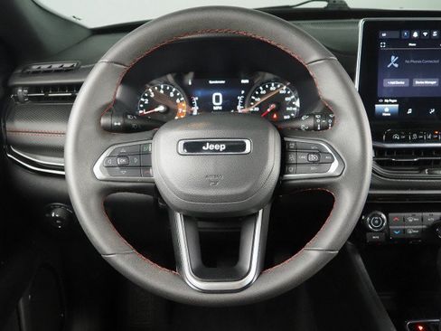 Used 2025 Jeep Compass Trailhawk AWD/4WD image 17