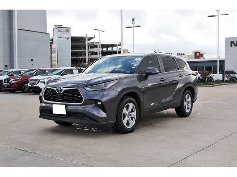 Used 2024 Toyota Highlander XLE image 2