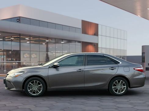 Used 2017 Toyota Camry SE w/ Moonroof Package FWD image 6