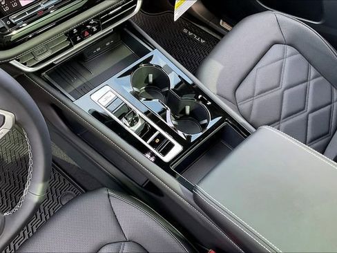 New 2025 Volkswagen Atlas SE image 9