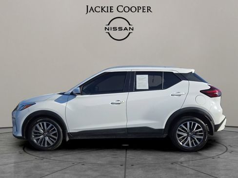 Used 2023 Nissan Kicks SV image 2