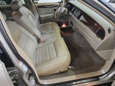 Used 2001 Lincoln Town Car Executive RWD image 5