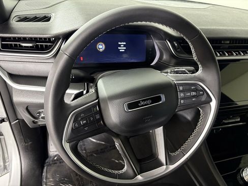 Used 2025 Jeep Grand Cherokee L Laredo image 19