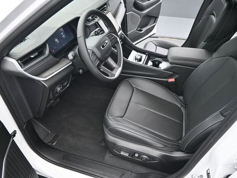New 2025 Jeep Grand Cherokee Limited w/ Luxury Tech Group II AWD/4WD image 9