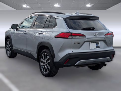 Used 2022 Toyota Corolla Cross XLE image 3