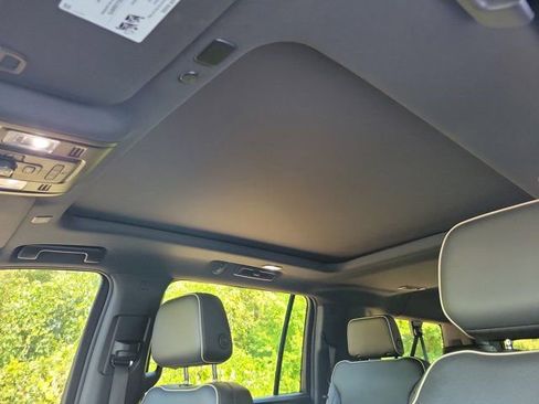 Used 2021 Chevrolet Suburban Premier w/ Premium Package image 17