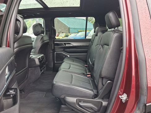 Used 2023 Jeep Wagoneer Series II AWD/4WD image 26