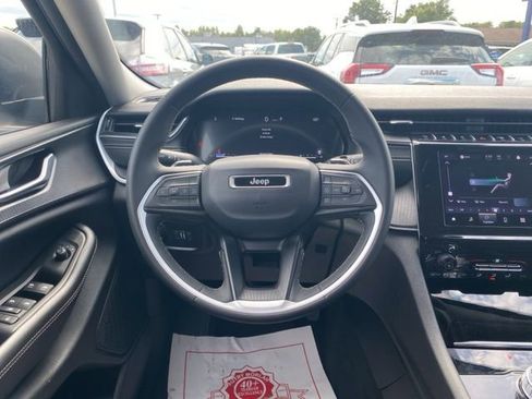 Used 2024 Jeep Grand Cherokee Laredo image 15