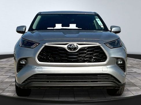 Used 2023 Toyota Highlander LE FWD image 2
