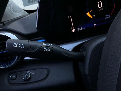 Used 2025 Chevrolet Trax LT image 34