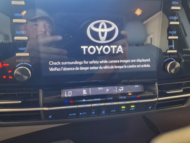 Used 2022 Toyota Sienna XLE AWD/4WD image 24