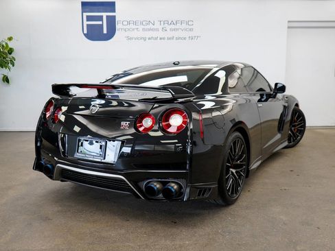 Used 2021 Nissan GT-R Premium image 30
