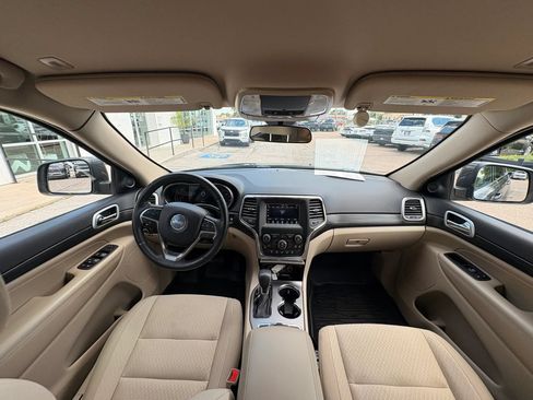 Used 2019 Jeep Grand Cherokee Laredo AWD/4WD image 17