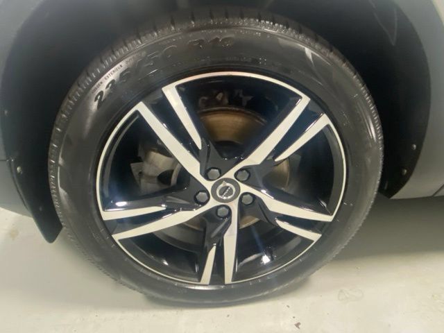 Used 2021 Volvo XC40 T5 R-Design w/ Advanced Package AWD/4WD image 5
