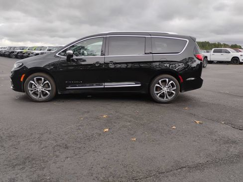 New 2026 Chrysler Pacifica Pinnacle w/ Trailer Tow Group AWD/4WD image 8