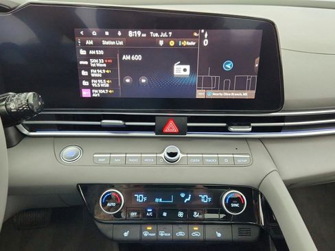 Used 2025 Hyundai Elantra SEL FWD image 31
