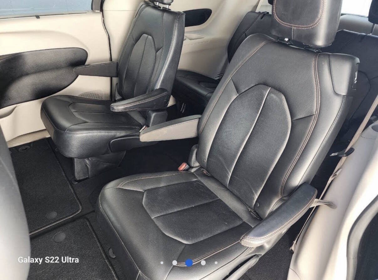 Used 2017 Chrysler Pacifica Touring-L Plus FWD image 14
