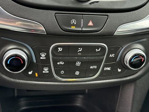 Used 2022 Chevrolet Equinox LT w/ Driver Convenience Package image 27