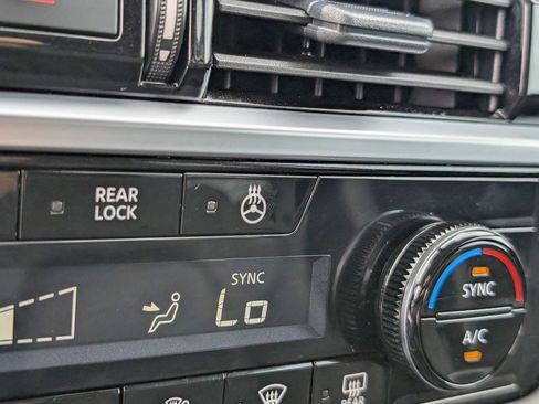 Used 2025 Nissan Pathfinder SL AWD/4WD image 17