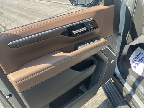 Used 2025 Chevrolet Tahoe High Country AWD/4WD image 18