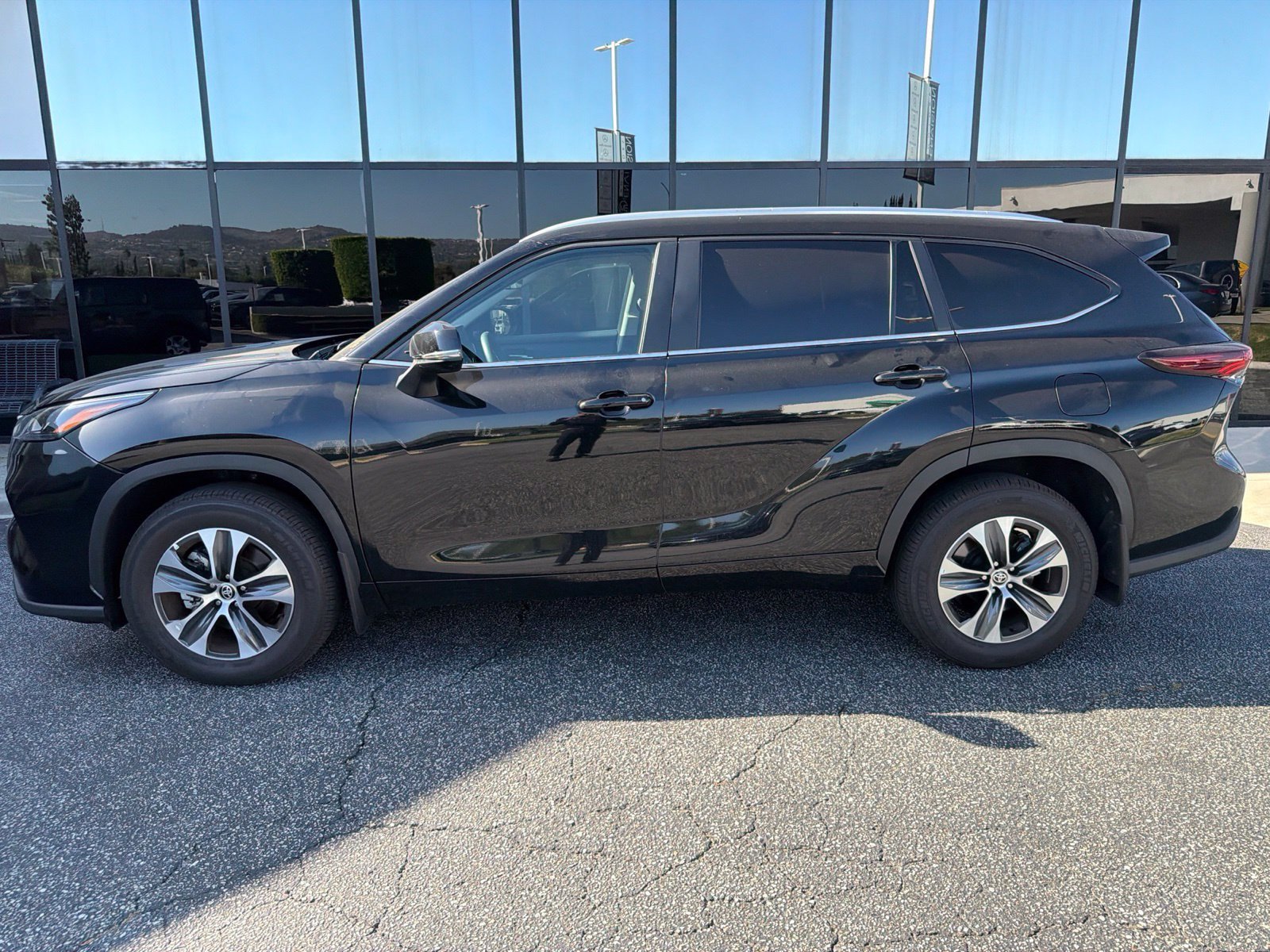 Used 2026 Toyota Highlander XLE AWD/4WD image 3