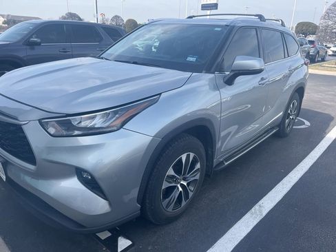 Used 2020 Toyota Highlander XLE image 11