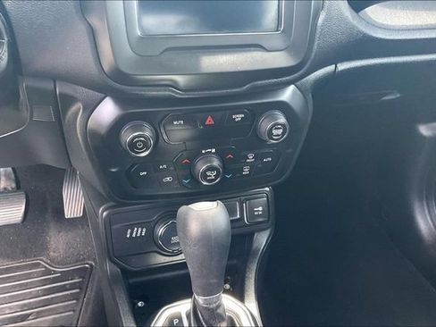 Used 2020 Jeep Renegade Latitude w/ LED Lighting Group AWD/4WD image 14