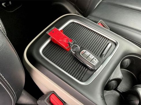 Used 2024 Chrysler Pacifica Select image 11