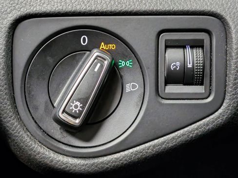 Used 2016 Volkswagen e-Golf SEL Premium w/ Driver Assistance Package FWD image 28