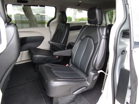 Used 2024 Chrysler Pacifica Touring-L FWD image 13