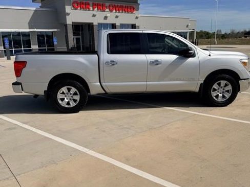 Used 2018 Nissan Titan SV w/ SV Convenience Package RWD image 8