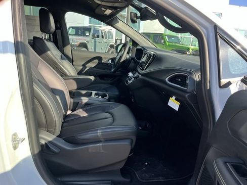 New 2026 Chrysler Pacifica Select w/ S Appearance Package image 23