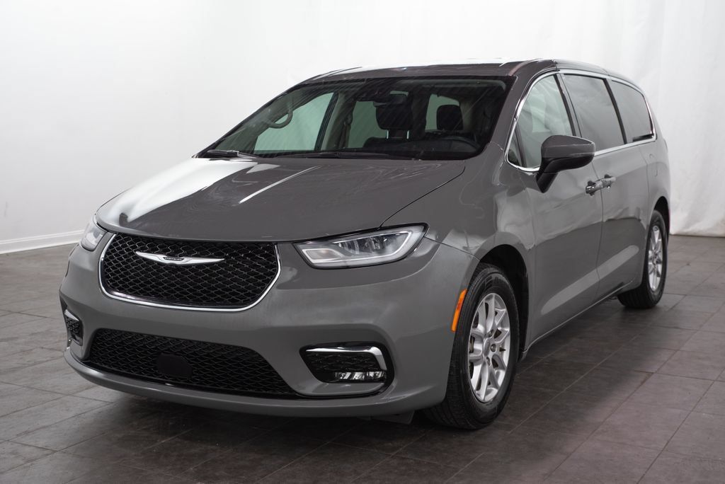 Used 2023 Chrysler Pacifica Touring-L FWD image 4