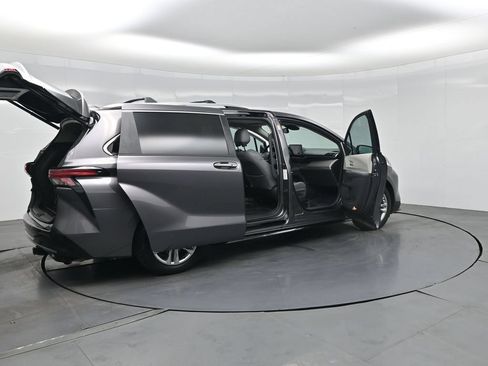 Used 2021 Toyota Sienna Limited FWD image 4