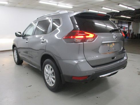 Used 2020 Nissan Rogue SV image 4