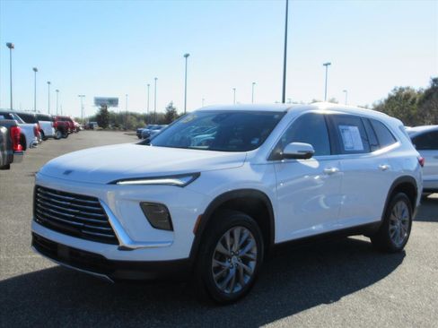 Used 2025 Buick Enclave Preferred image 3