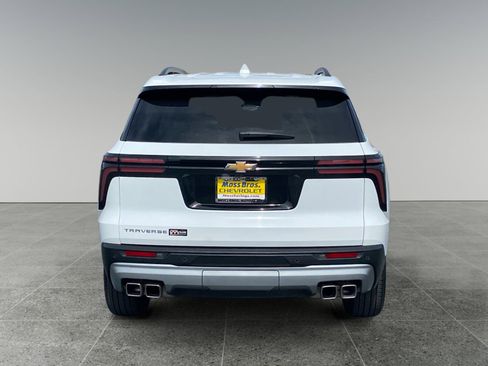Used 2025 Chevrolet Traverse LT image 4