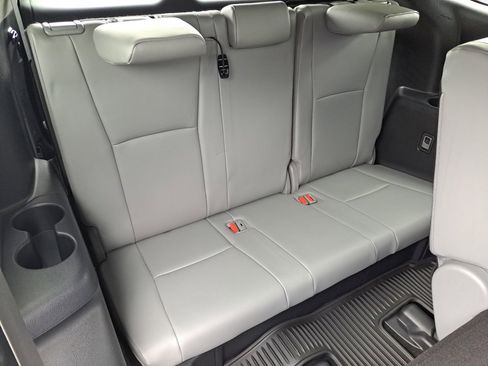 Used 2023 Toyota Highlander XLE FWD image 16