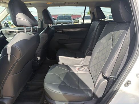 Used 2023 Toyota Highlander Platinum AWD/4WD image 25