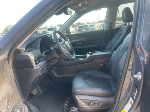 Used 2024 Toyota Grand Highlander FWD image 11