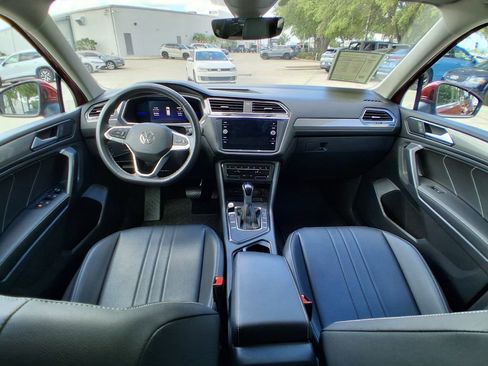 Used 2023 Volkswagen Tiguan SE w/ Panoramic Sunroof Package FWD image 10