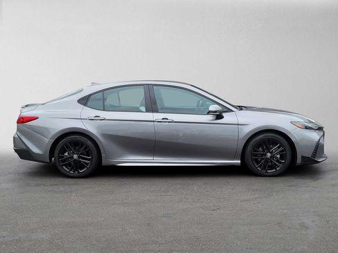 Used 2025 Toyota Camry SE FWD image 2